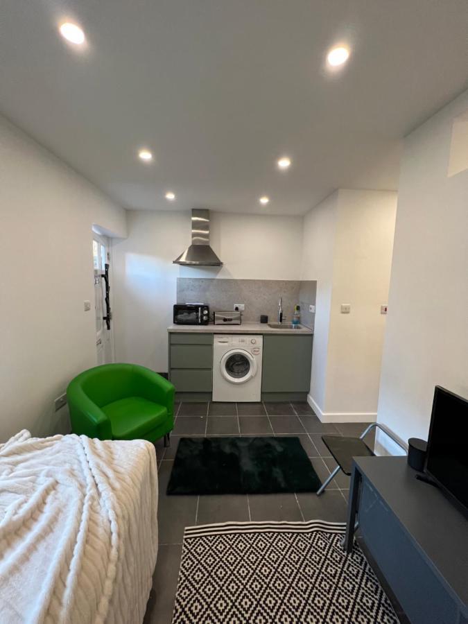 Modern Flat In Central Egham By Windsor Castle, Staines-Upon-Thames And Heathrow Airport Exterior foto
