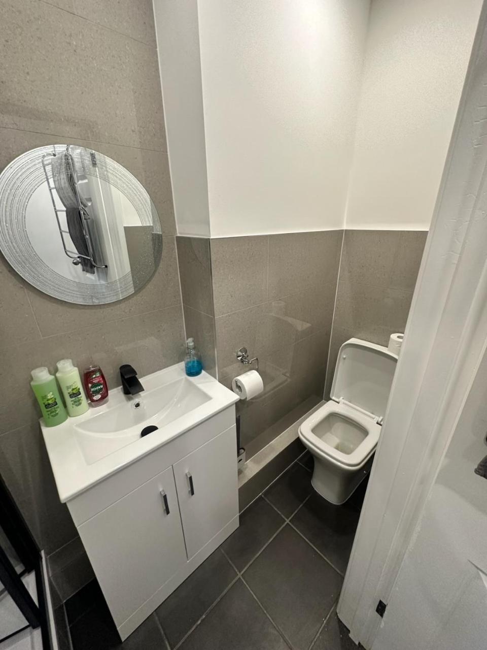 Modern Flat In Central Egham By Windsor Castle, Staines-Upon-Thames And Heathrow Airport Exterior foto