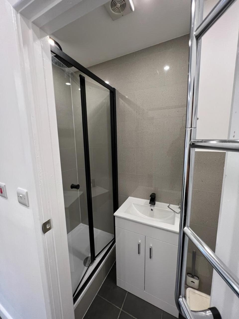 Modern Flat In Central Egham By Windsor Castle, Staines-Upon-Thames And Heathrow Airport Exterior foto